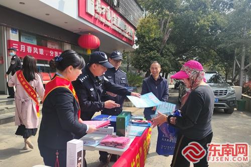 晋安区宦溪派出所深入辖区开展反诈宣传活动